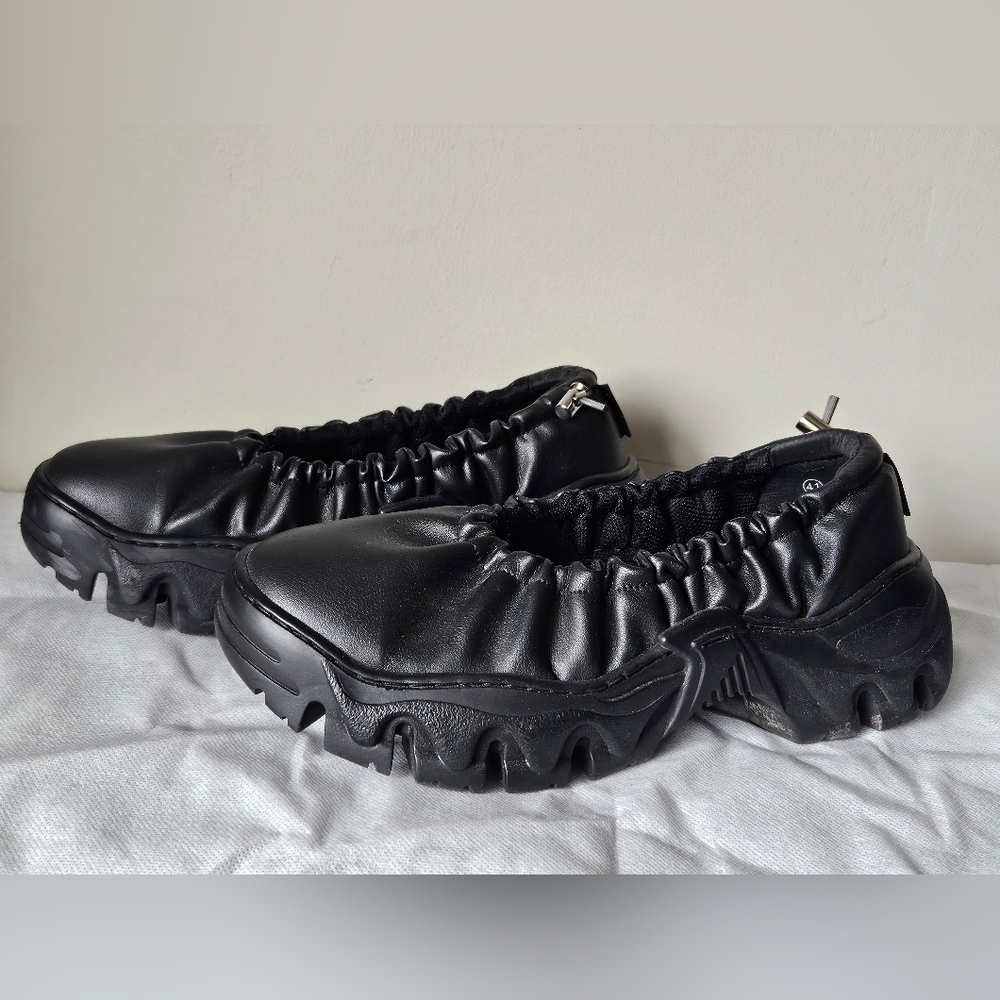 Women’s Black Elastic-Top Chunky Sole Slip-On Shoes